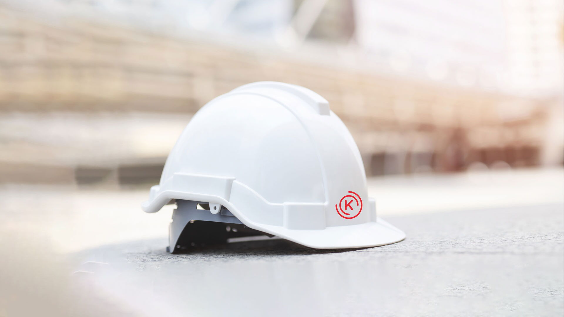 Weisser Helm mit Kraut-Logo