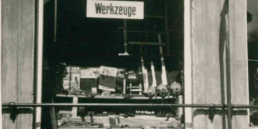 Schaufenster mit Werkzeugen in Schwarz-Weiss