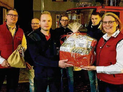 Geschenkübergabe Kraut von Feuerwehr