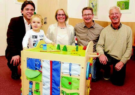Familie Dreisbach vor Kindertisch