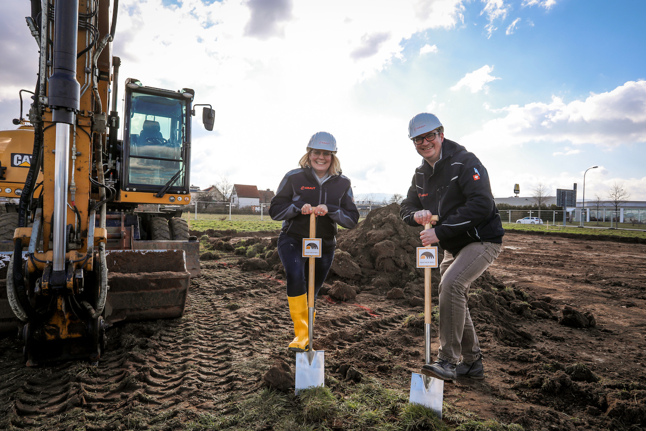 Spatenstich am Neubau mit Geschäftsführung