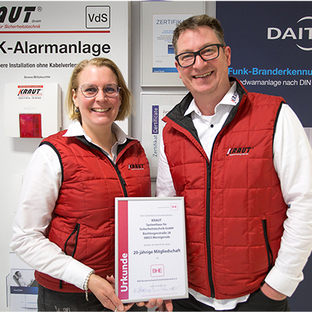 Familie Dreisbach mit Urkunde